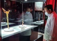 Prabowo Menatap Keris Pusaka Pangeran Diponegoro, Netizen: Harus Jadi Presiden 2024 (foto/int) 