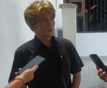 Salah satu perangkat desa saat diwawancarai wartawan