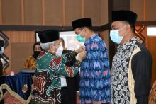 Prosesi penyematan Pin Emas dari Kemenag RI kepada Walikota Pekanbaru