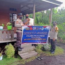 Polsek Kuala Kampar Bagi Sembako Dalam Rangka Operasi Lilin 2020