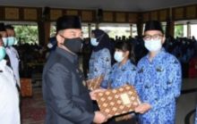 Pj Bupati Bengkalis Syahrial Abdi saat berikan SK kepada 262 calon PNS