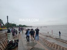 Para pengunjung di pantai Selatbaru