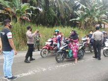 Polisi Polsek Kerumutan Kembali Turun ke Jalan Sosialisasikan Protokol Kesehatan