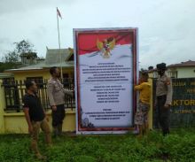 Polsek Teluk Meranti Pasang Spanduk SKB Menteri