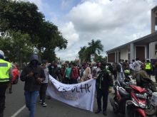 Puluhan THL unjuk rasa di Kejati