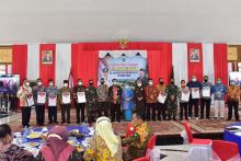 Pj Bupati Bengkalis Syahrial Abdi saat memberikan penghargaan