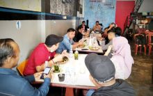 Konferensi pers penasehat hukum Yan Pranajaya