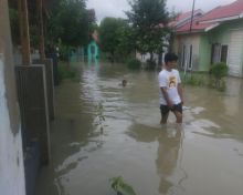 Warga Perumahan Green Teropong menerjang banjir setinggi lutut orang dewasa