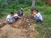 Sejumlah wartawan saat ziarah kemakam alm afdal Aulia