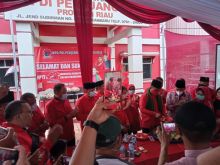 Ketua DPD PDIP Riau Zukri Misran memotong tumpeng di hari jadi PDIP ke 48 