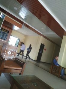 Ketua KPU dan Bendahara saat keluar dari ruangan Tipikor polres Bengkalis