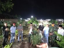 Danrem 031/Wira Bima Brigjen TNI M Syech Ismed SE M.Han dan Komandan Lanud Roesmin Nurjadin Marsma TNI Ronny Irianto Moningka, S.T., M.,M melakukan penanaman bibit Kurma di kawasan Agrowisata RA Kopi Aren, Palas