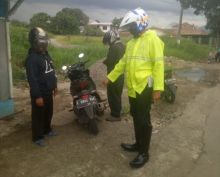 Polisi memberhentikan pengendara dengan pelat nomor 'LUNAS PAK'. (Foto: Detik.com)
