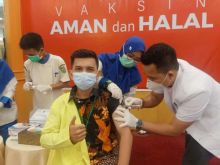 Sandika saat menerima suntikan vaksin Sinovac