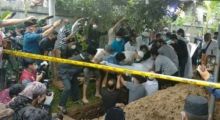 Suasana pemakaman Syekh Ali Jaber di kawasan Ponpes Darul Quran, Tangerang, Banten. Polisi menjaga areal pemakaman untuk menghindari terjadinya kerumunan massa. Foto: int 