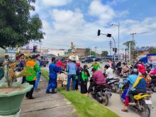 DPC SPRMII Dumai-Hotel Sona View Berbagi dengan Buruh Pelabuhan, Tukang Becak, dan Supir