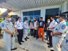 Jasa Raharja Cabang Riau menyerahkan santunan sebesar Rp 50 Juta kepada keluarga Putri Wahyuni yang jadi korban jatuhnya pesawat Sriwijaya Air. (Foto: Istimewa)