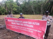 Cegah Karhutla,Polsek Bandar Sei Kijang Pasang Spanduk dan Himbauan