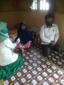 Penyerahan bantuan kepada Wasiah warga Kelapapati laut, bengkalis