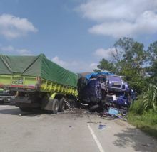Ingin Mendahului Kendaraan Lain, Damtruck Tabrak Fuso di Jalintim Pelalawan (foto/ardi) 