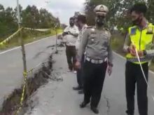 Kondisi Jalan Lintas Bono Rusak Parah, Polres Pelalawan Sudah Pasang Rambu-rambu (foto/Ardi) 