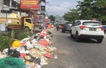 Salah satu tumpukan sampah di Jalan Paus