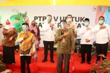 Setiyono, Ketua KUD Tunas Muda (kiri depan) dan CEO PTPN V Jatmiko K. Santosa (tengah) saat menyerahkan bibit sawit unggul beberapa waktu lalu, di Kabupaten Siak, Riau. PTPN V memberikan bantuan modal kerja bergilir dan bergulir untuk usaha sampingan Petani sawit yang lahannya diremajakan. Baru-baru