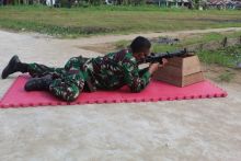 Dandim 0314 Inhil Uji Coba Lapangan Tembak Baru (foto/rgo) 