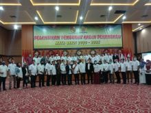 Pengurus Kadin Pekanbaru foto bersama usai pelantikan