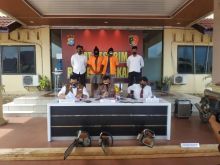 Foto tersangka dan barang bukti