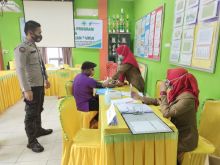 Nakes Puskesmas Ukui Disuntik Vaksin, Polsek Ukui Lakukan Pengamanan