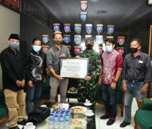 24 Media Ciber berikan penghargaan pada Danrem 031/WB atas berbagai prestasinya.