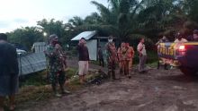 Polisi dan TNI menjaga lokasi kebun sawit milik Puskopkar Riau di Desa Sontang, yang diserang 30-an OTK, Selasa (26/1/2021) (foto/ist)