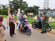 Polsek Ukui dan Pramuka Bagikan Masker dan Sarung Tangan Gratis
