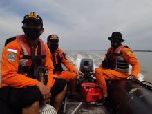 Tim Basarnas Bengkalis saat melakukan pencarian sosok mayat terapung di perairan muntai