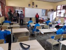 Pastikan Kepatuhan Prokes, Kapolres Bersama Forkopimda Monitor Pelaksanaan Belajar Tatap Muka (foto/zar) 