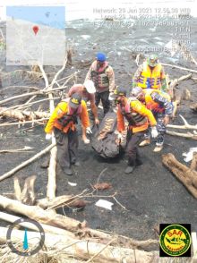 Petugas gabungan saat evakuasi sosok mayat laki laki di desa muntai