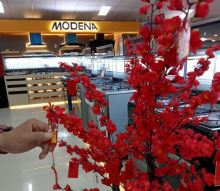 Modena bagi-bagi angpao dalam rangka tahun baru Imlek