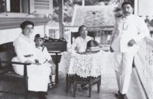 Potret wanita Indonesia diantara orang-orang Belanda. Foto: Istimewa/internet