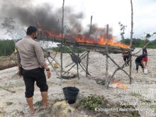 Merasa Tidak Takut Dengan Risiko, Dua Unit Rakit PETI Dibakar Saat Razia (foto/zar) 