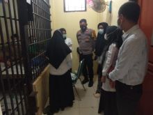 Polsek Pangkalan Lesung Kawal Rapid Tes Terhadap Tahanan