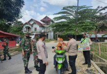 Polsek Bandar Sei Kijang Bagi-bagi Masker kepada Masyarakat 