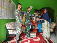 Serda Rudi saat menyerahkan bantuan sembako