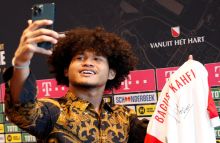Bagus Kahfi berswafoto dengan seragam FC Utrecht. Foto: Istimewa/@fcutrecht