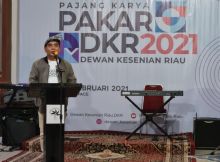 Ketua DKR memberikan kata sambutan