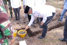 Alfedri Letakkan Batu Pertama Pembangunan RLH Program Baznas Siak (foto/lin) 