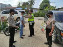 Polsek Bandar Sei Kijang Bagi-bagi Masker ke Warga