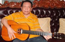 Potret Rinto Harahap tengah memegang gitar. Foto: Kompas/ Frans Sartono