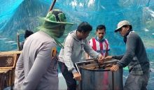 Pandemi Covid-19, Polsek Koto Gasib Pasarkan Madu Budidaya Warga Teluk Rimba (foto/lin) 