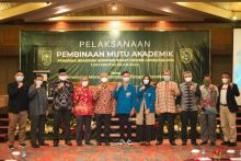 Rektor UIR bersama mahasiswa penerima beasiswa bidik misi